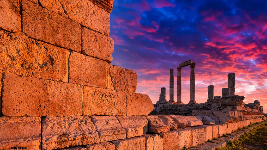 Historisk makt sentralt i Midtøsten: De monumentale søylene til Herkules-tempelet i Amman, Jordan, står som et symbol på regionens lange historie under skiftende imperier og stormakter. Foto: Getty Images via Canva Pro.